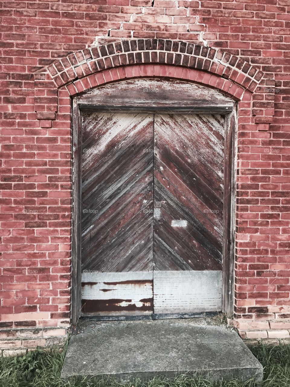 Door to an abandoned building. Gives me spooky vibes 👻
