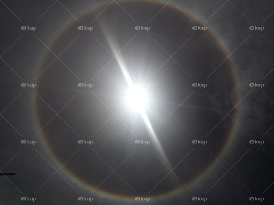 Sol con un Círculo de Arcoíris.