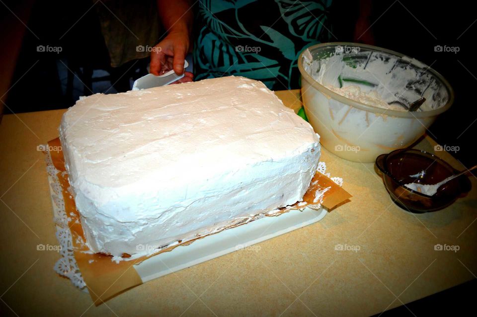 preparing the cake