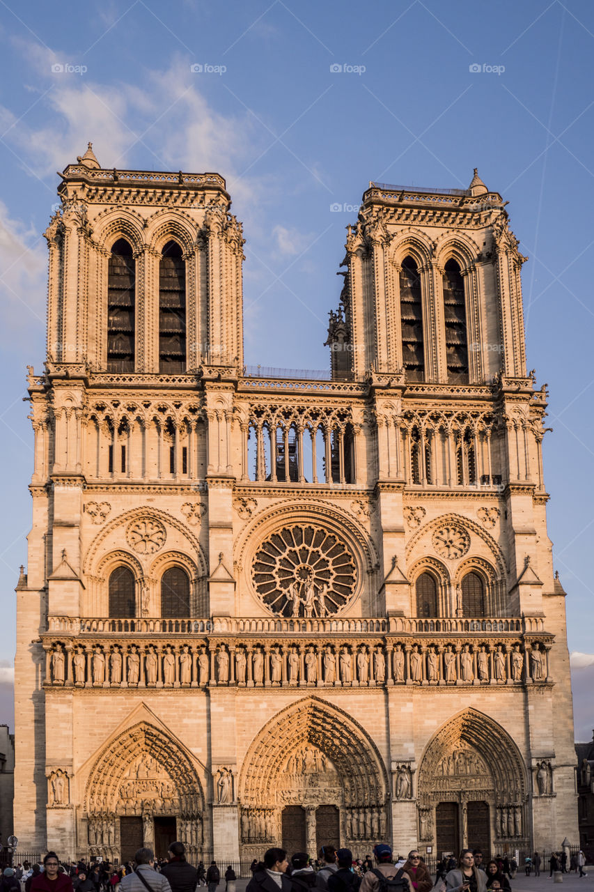 fachada de la catedral de notre dame de Paris al atardecer