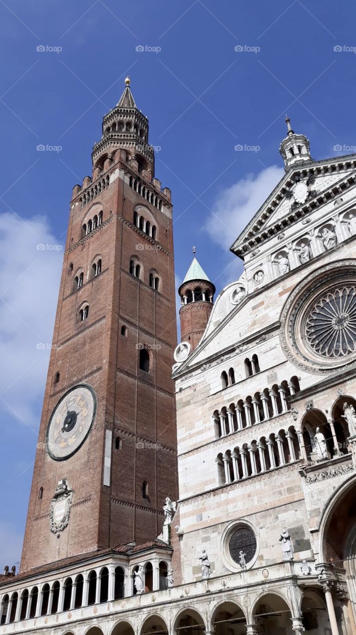 a perspective view of the cathedral of Cremona on a beautiful sunny day