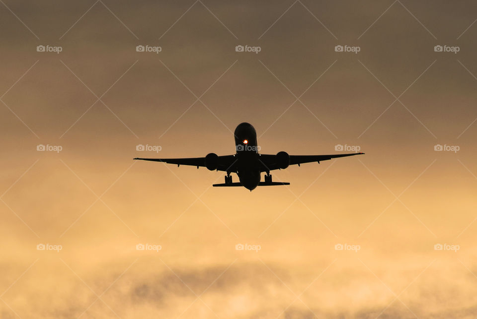 Boeing 777 on final approach