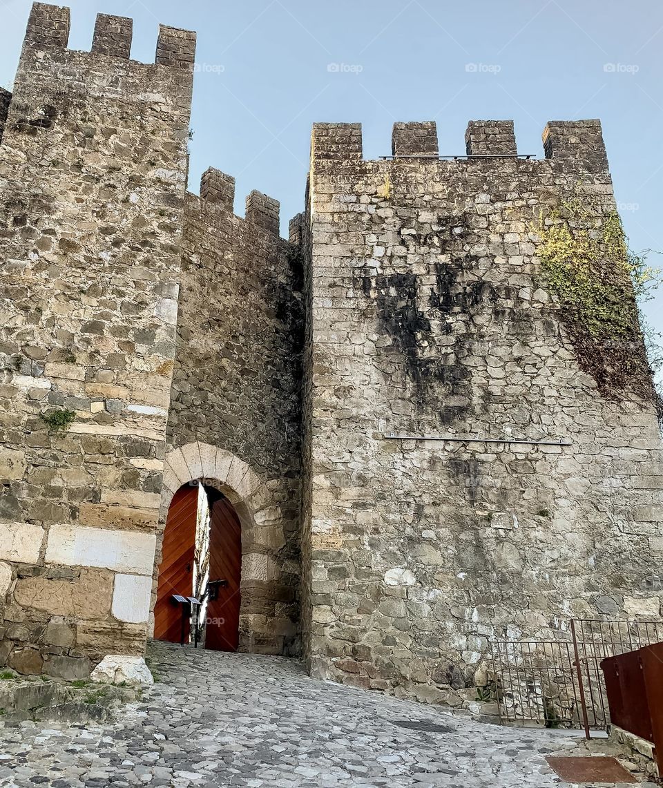 The entrance to Leiria Castle is Portugal