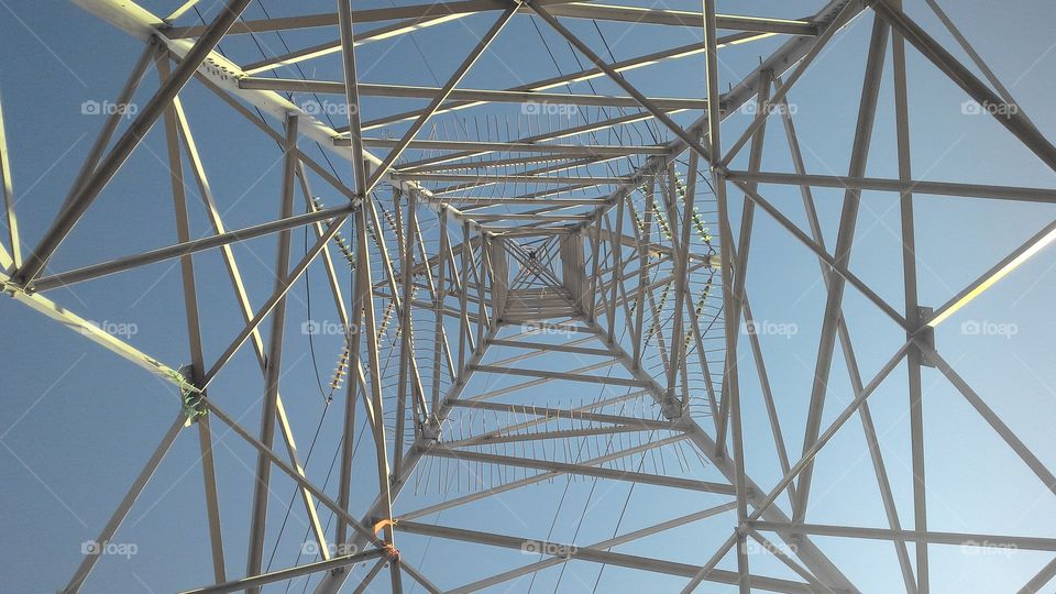 A Torre. fotografia debaixo de uma torre de energia