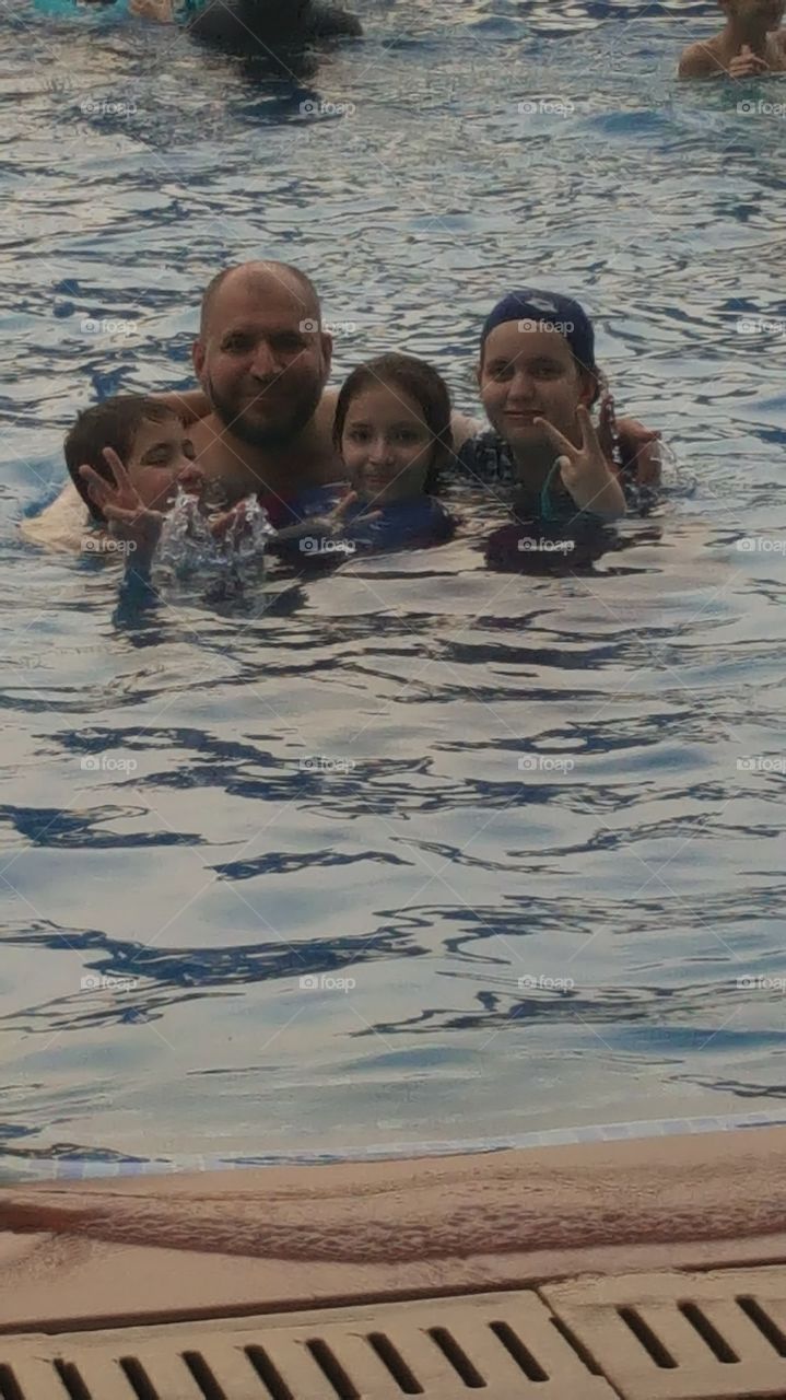 My kids in the swimming pool with their dad 👨 💕