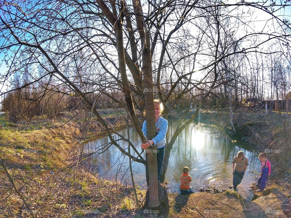 Walking with kids in the countryside