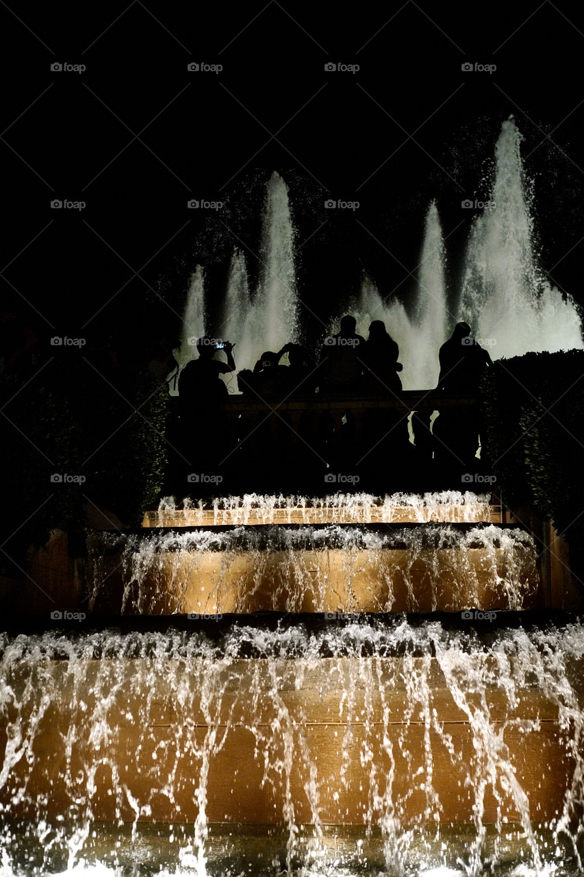 Siluetas frente a las fuentes de Montjuic 