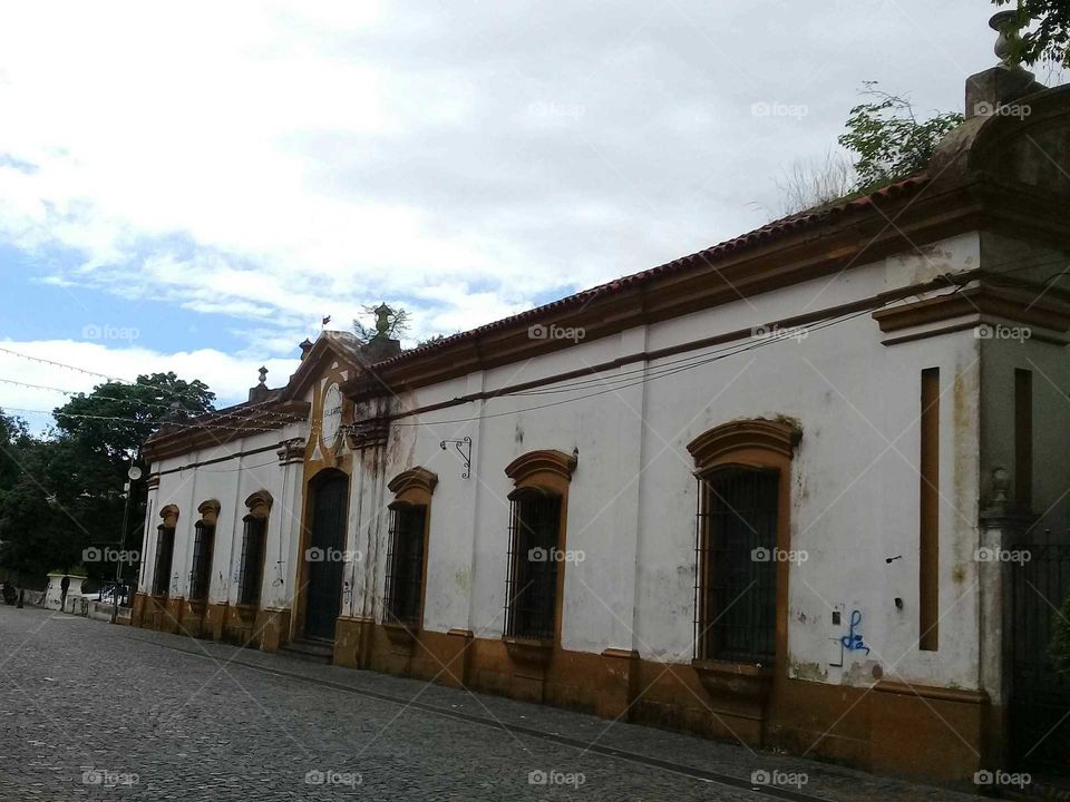 edificio de pueblo muy antiguo