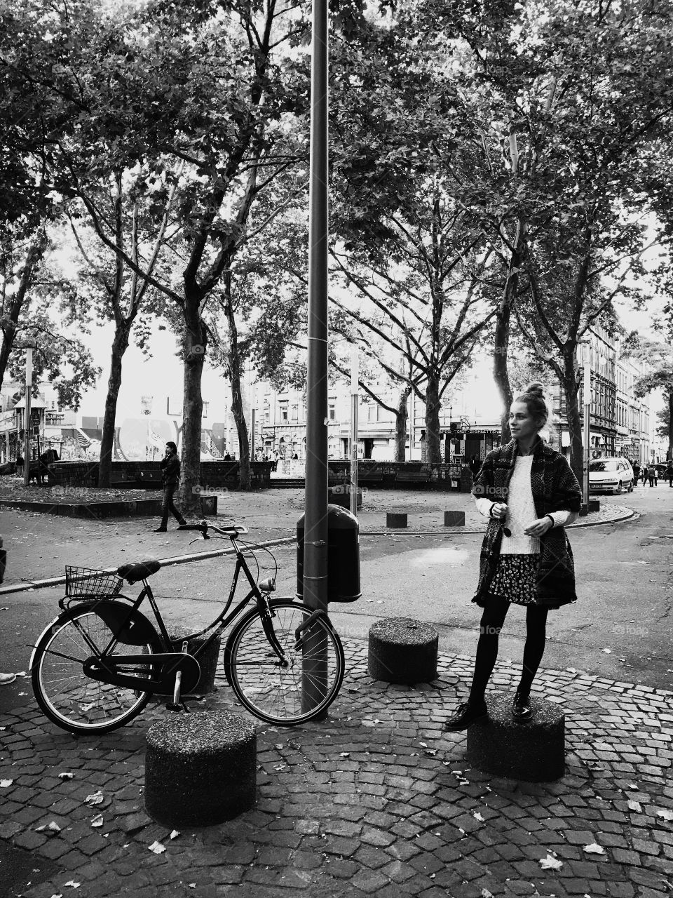 girl and bike in the city