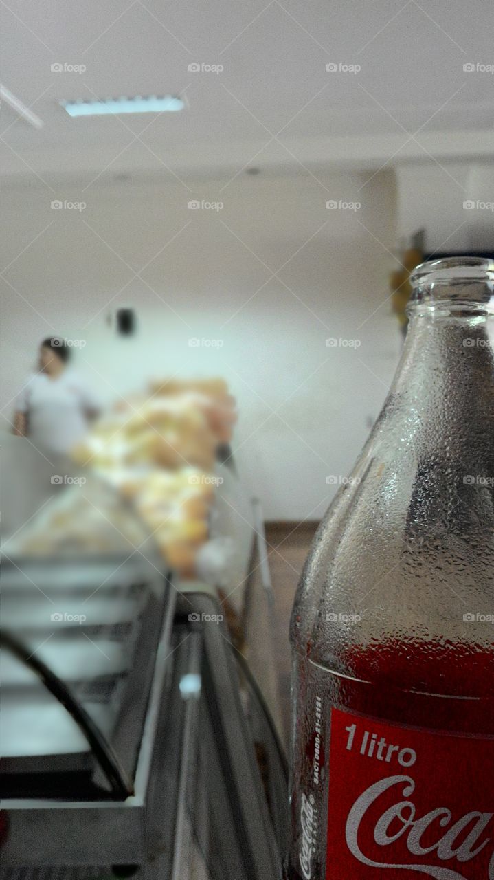 Coca cola. um simples lanche na padaria pode ser uma oportunidade única para registrar uma fotografia.