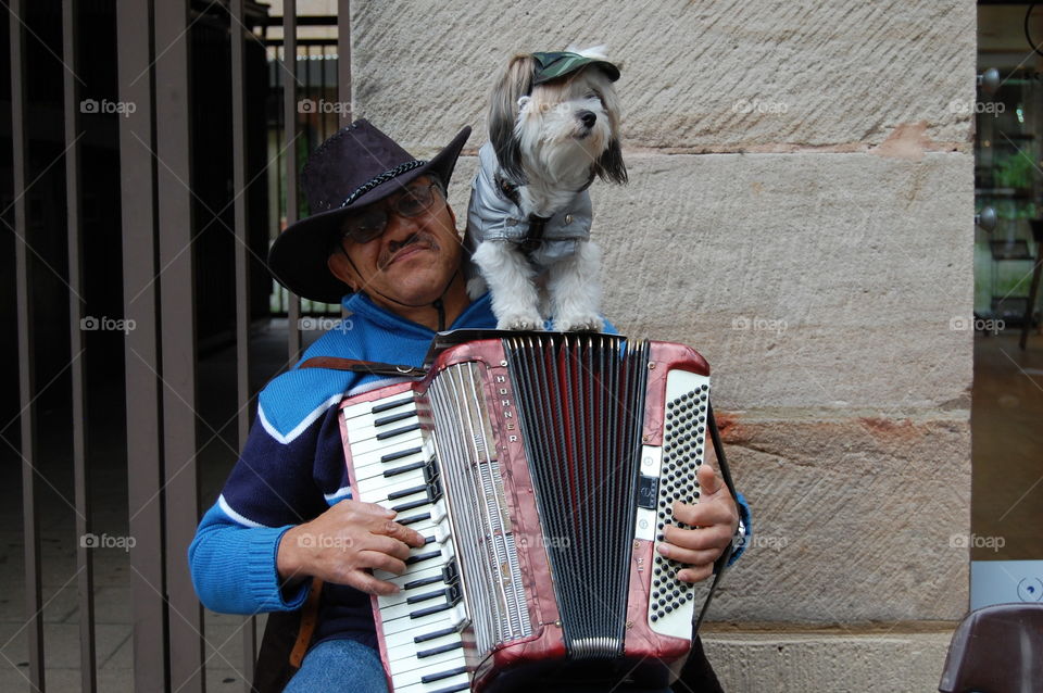 Músico de rua e seu fiel companheiro em Nuremberg