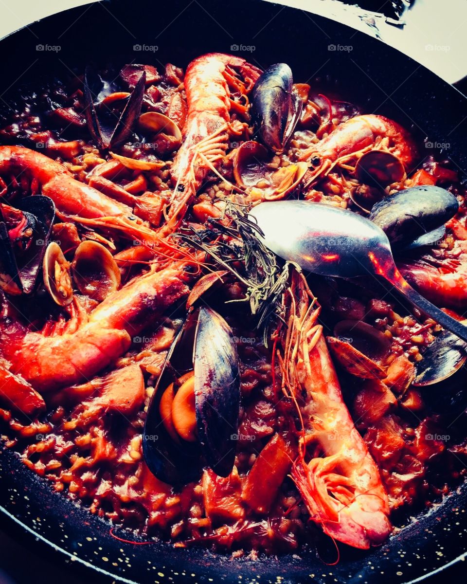Gran paella de hoy en el centro de Barcelona. Centro comercial las Arenas. Quien iba a decir que una plaza de toros pudiera convertirse en algo tan precioso. 