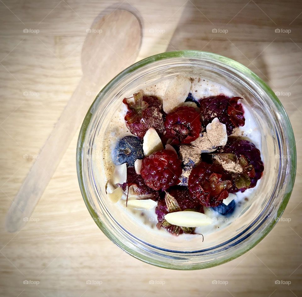 A breakfast whit fruits and greek yogurt