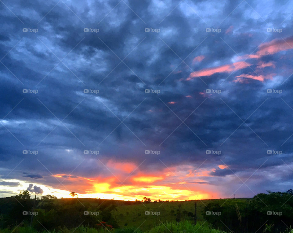 19h00 - Nosso #entardecer caipira!
Tem como não se inspirar na beleza da #natureza?
📸 
#FOTOGRAFIAéNOSSOhobby
#paisagem #landscapes #inspiration #BragançaPaulista #nature #pictureoftheday 
