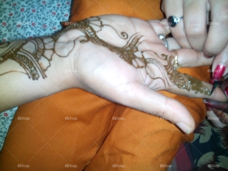 Apply henna on hands
