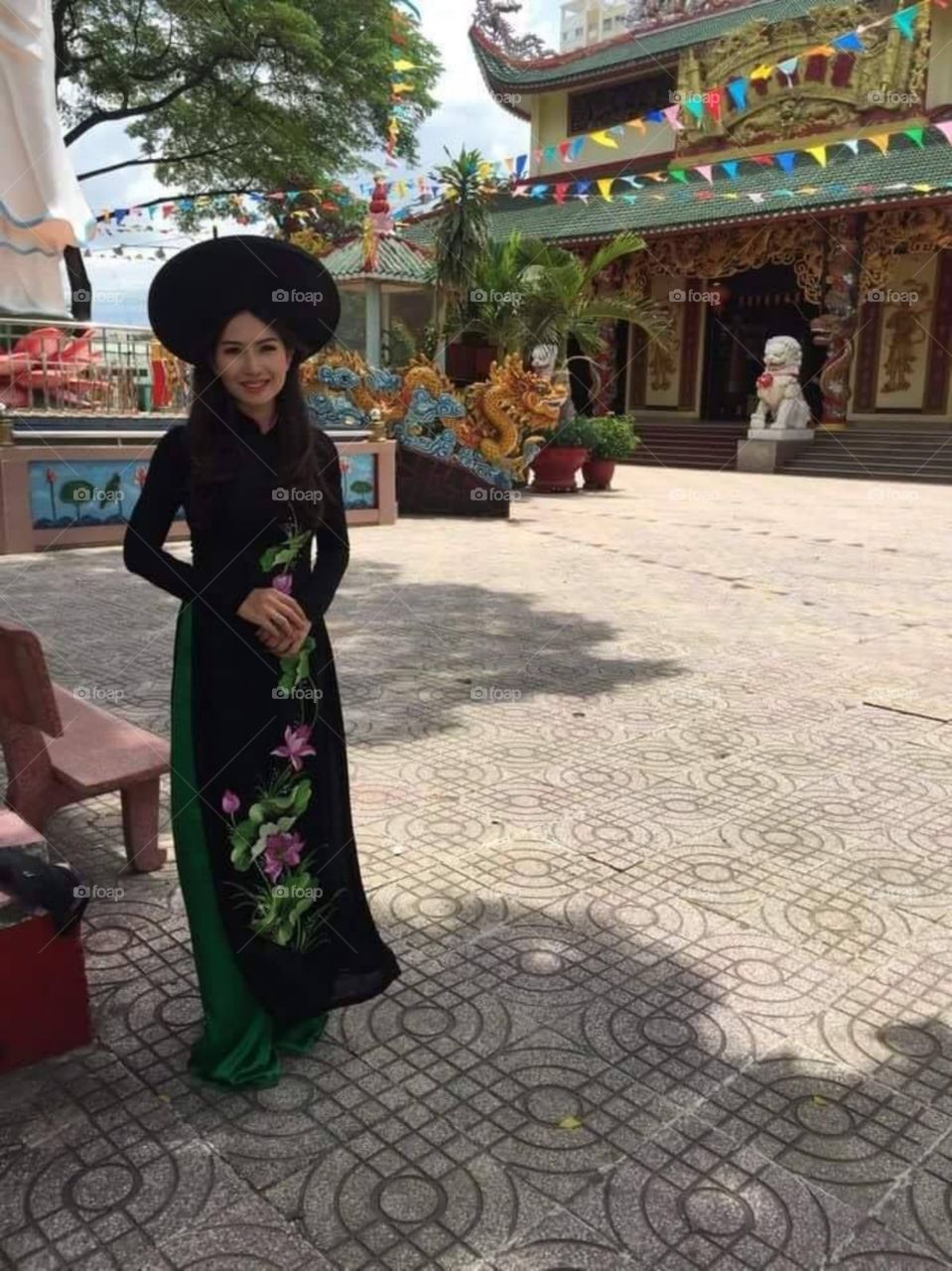 Traditional VN long dress at pagoda