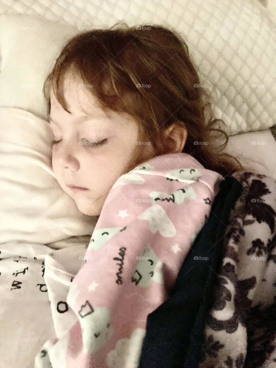 🇺🇸 Do I have the courage to wake this girl up? A child sleeping with the face of an angel… what would her dreams be?/  🇧🇷 Tenho coragem de acordar essa menina? Uma criança dormindo com carinha de anjo… quais seriam os seus sonhos?