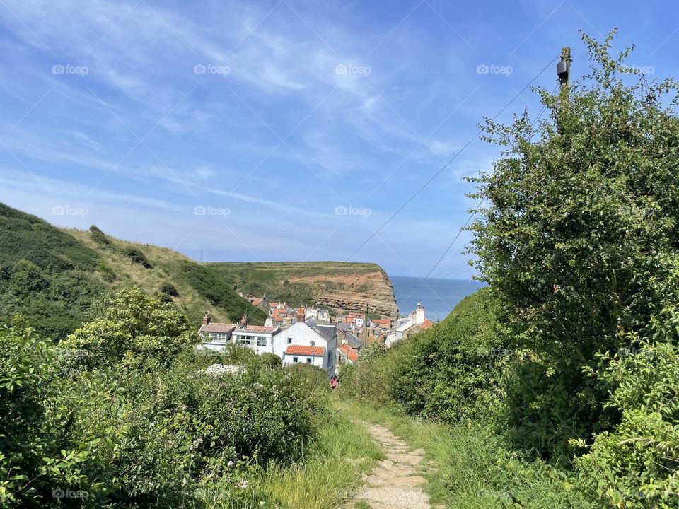 A coastal path descending into Staithes an old fishing village, North East England 🏴󠁧󠁢󠁥󠁮󠁧󠁿