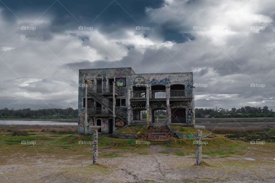 Nombre: cielo tormentoso. Hotel abandonado, Santa Monica, Maldonado  Uruguay. El cielo a punto de estallar.