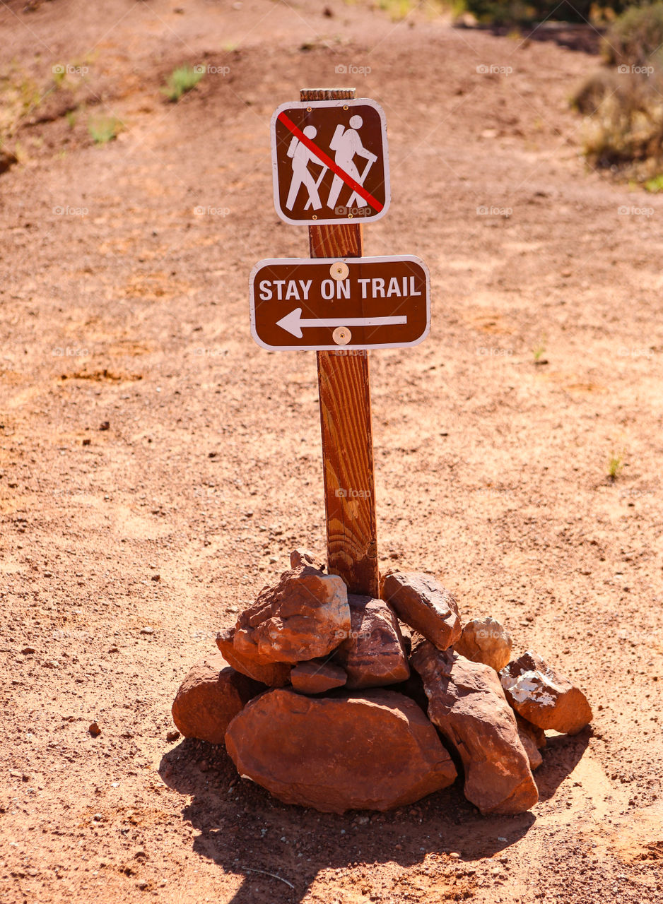 Stay on trail sign 
