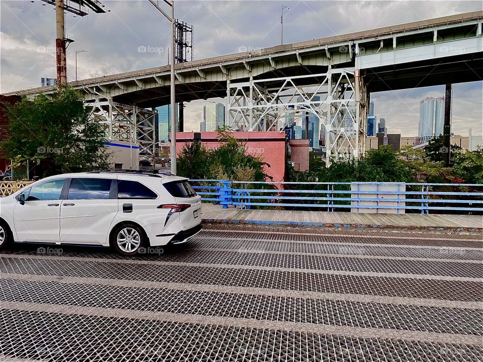 The downwards sloping modern art inspired structure is the „Brooklyn Queens Expressway“ overpass running parallel to the „Borden Avenue Bridge“ and „Borden Avenue“ in LIC, Queens. 2023. Hypnotic Productions