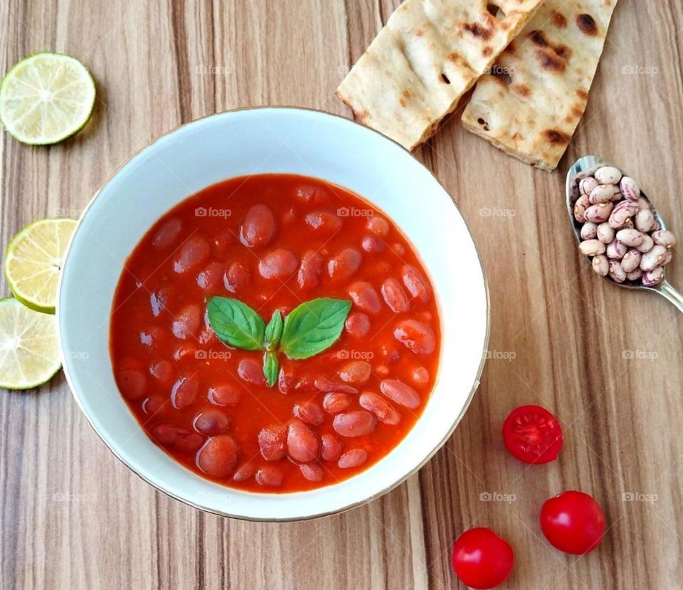 In the heart of the pure red bean paste, there is a leaf of life, green, alive, small but passionate like the hope that shines in the middle.