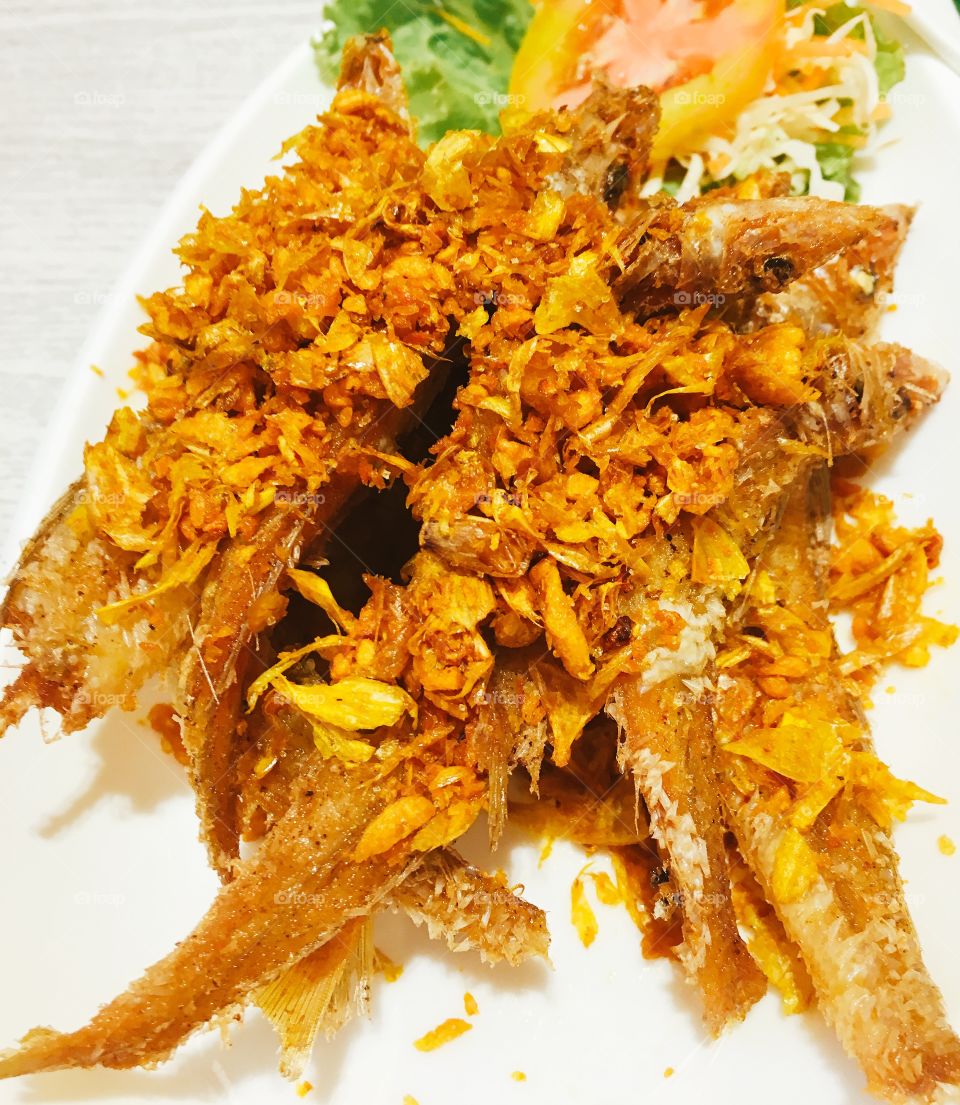 Fried river fish with garlic and pepper