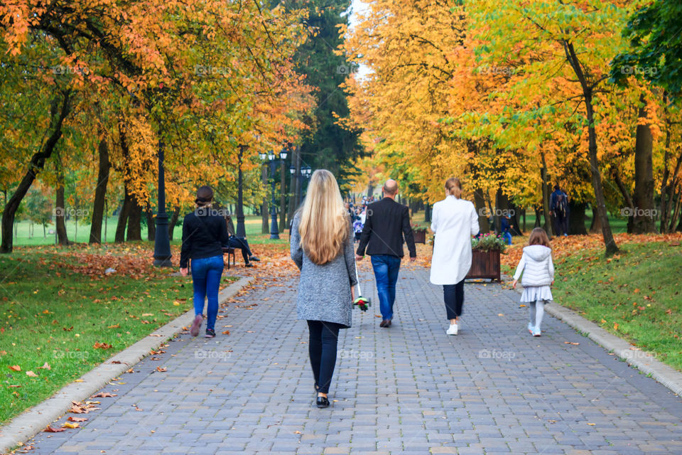 girl is 
 walking in the autumn park