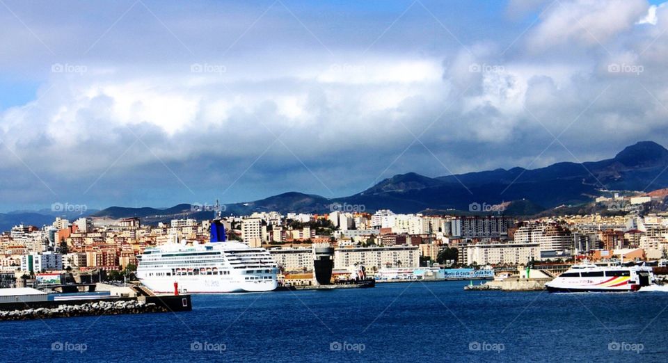 Crucero en el puerto de Ceuta hdr