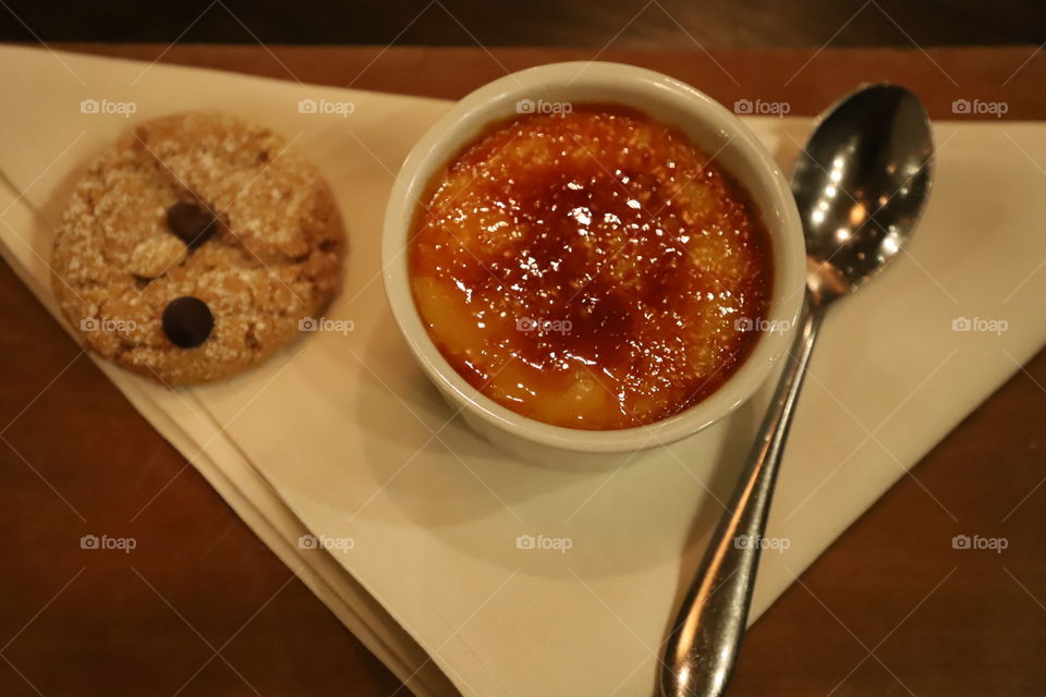 Crime brûlée and cookie on a white towel 