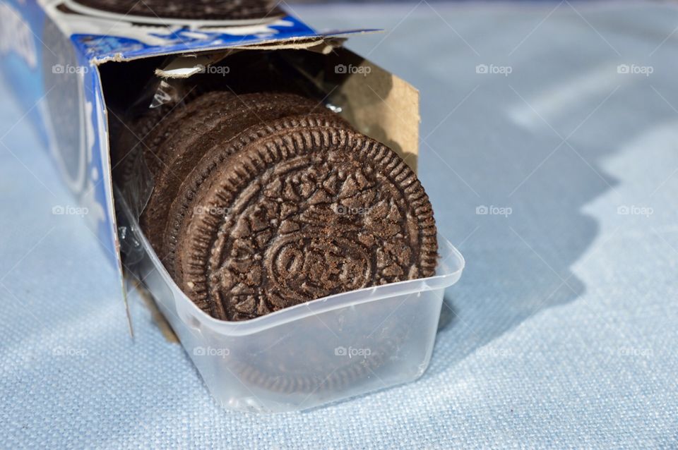 Oreo cookies in a plastic sleeve and in a box on a blue background