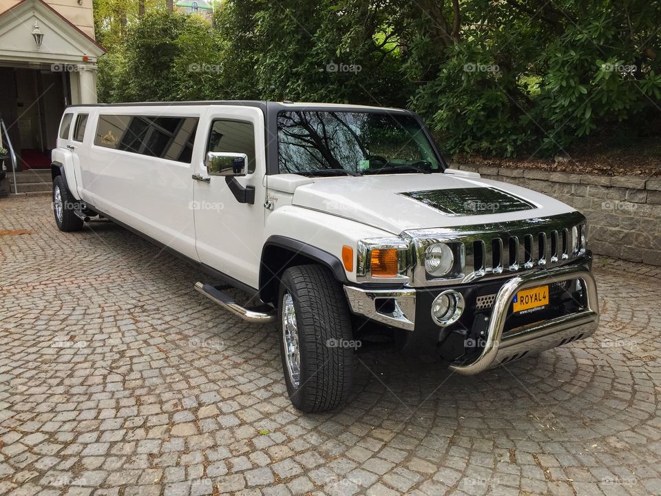 Hummer strech limousine.