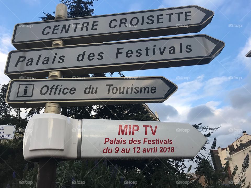 Sign in Cannes-direction to Palais de Festival