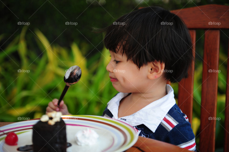 This looks yummy !!!. Thitiwin ready to eat his dessert