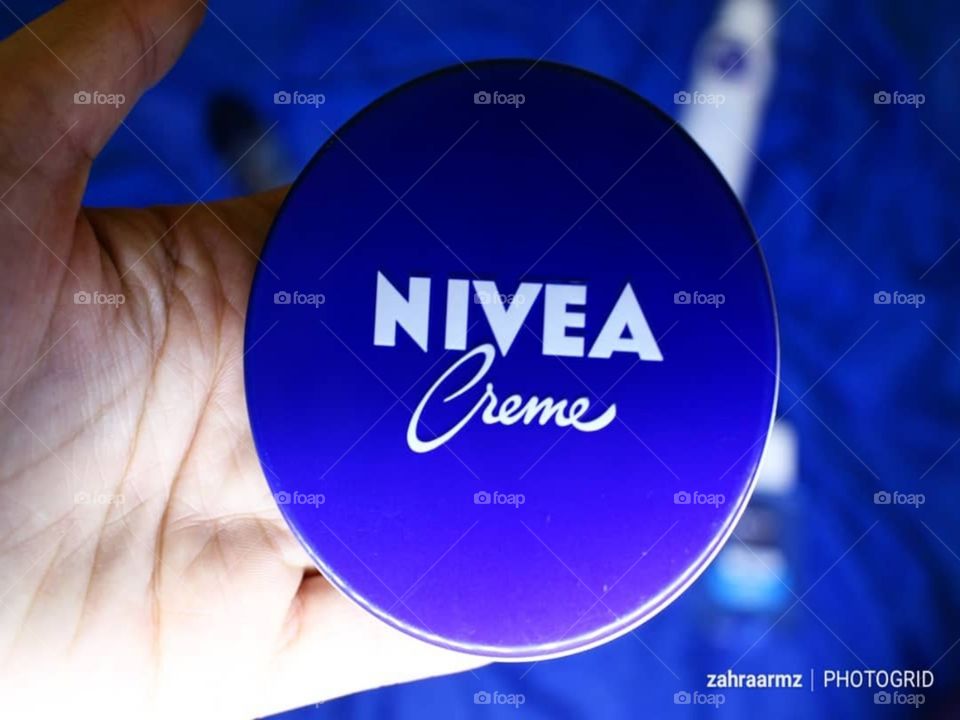 handing NIVEA to world 
Nivea walking around the world 
Nivea smelling around the world