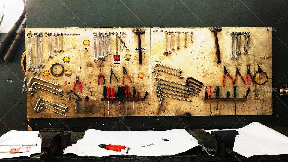 Painel de ferramentas em oficina mecânica.