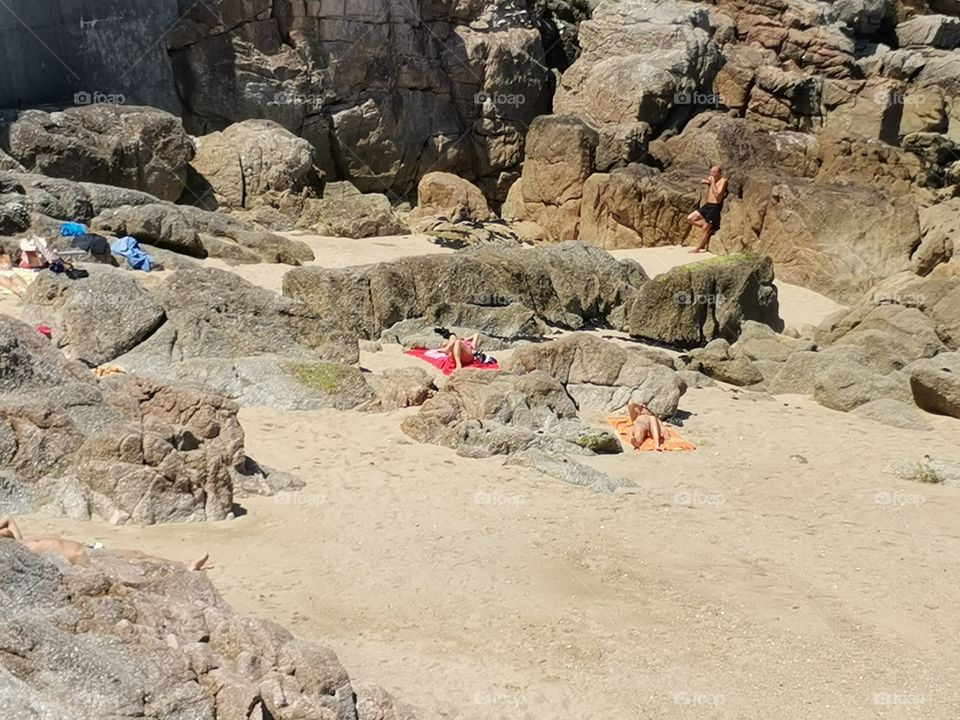 Playa con rocas