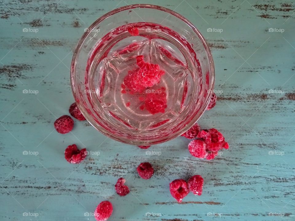 Detox drink with raspberries