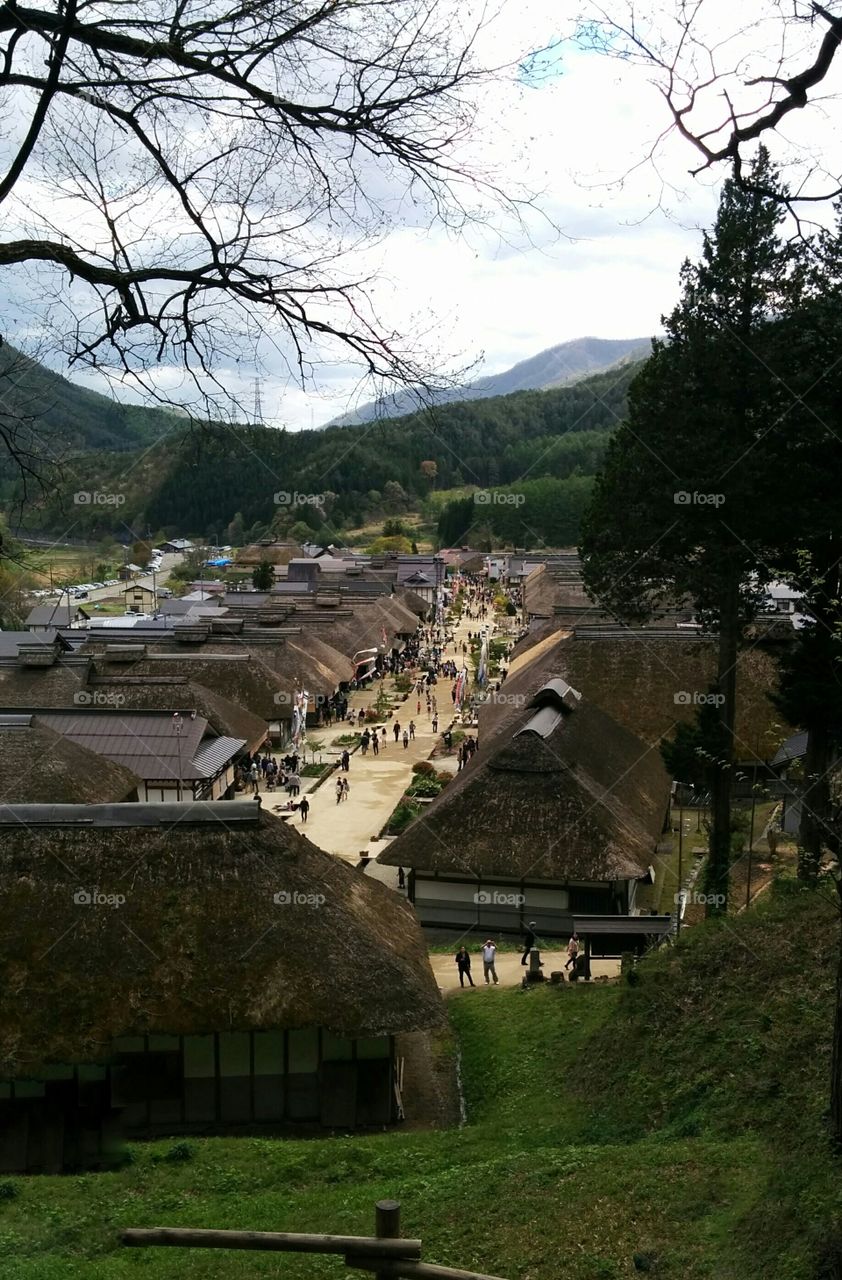 Ouchi-juku lying along Aizu West Road is a small village nestled among lofty mountains that once flourished as post town in the Edo period.the great number of feudal lords and their procession attendants as well as travelers passing through used to rest them selves here.