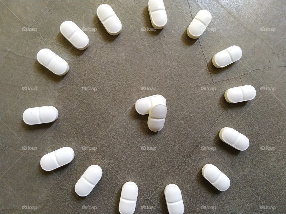 white medicine tablet ofloxacin