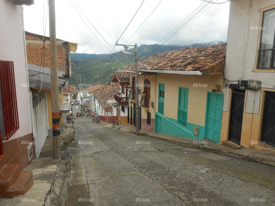 Calle colonial en Apia, pueblo de origen español. 
