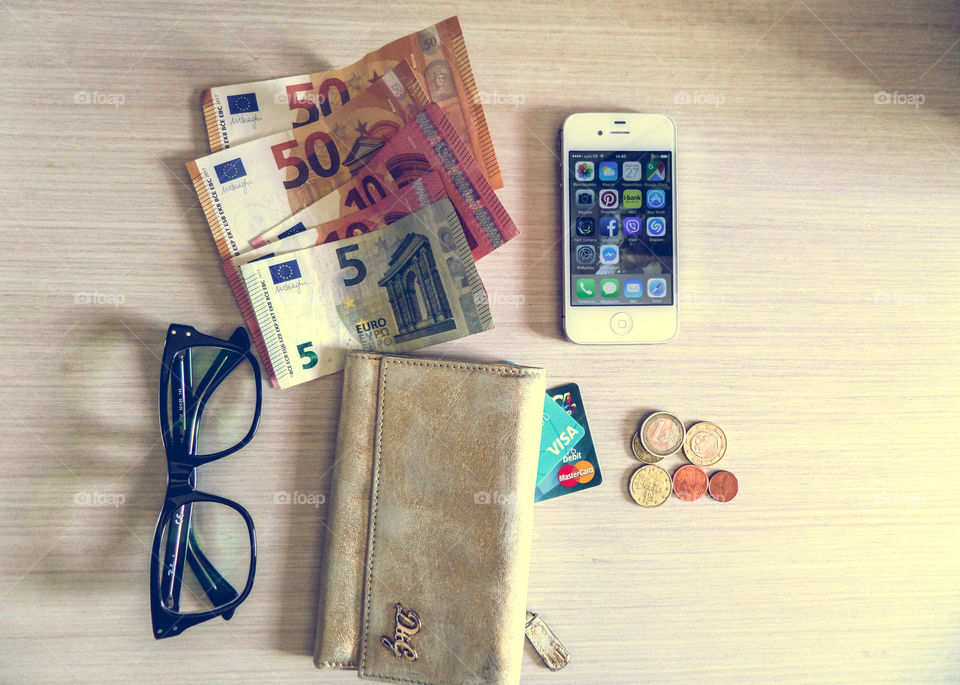 A woman's wallet, smartphone, credit_cards