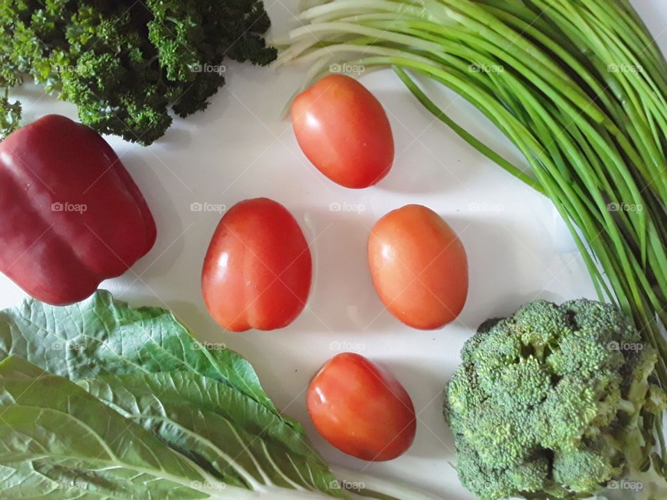 red and green vegetables, as well as onions, parsley and salad