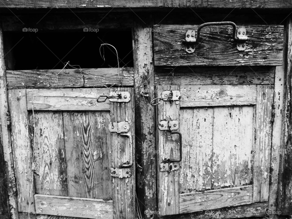 old wooden table in black and white