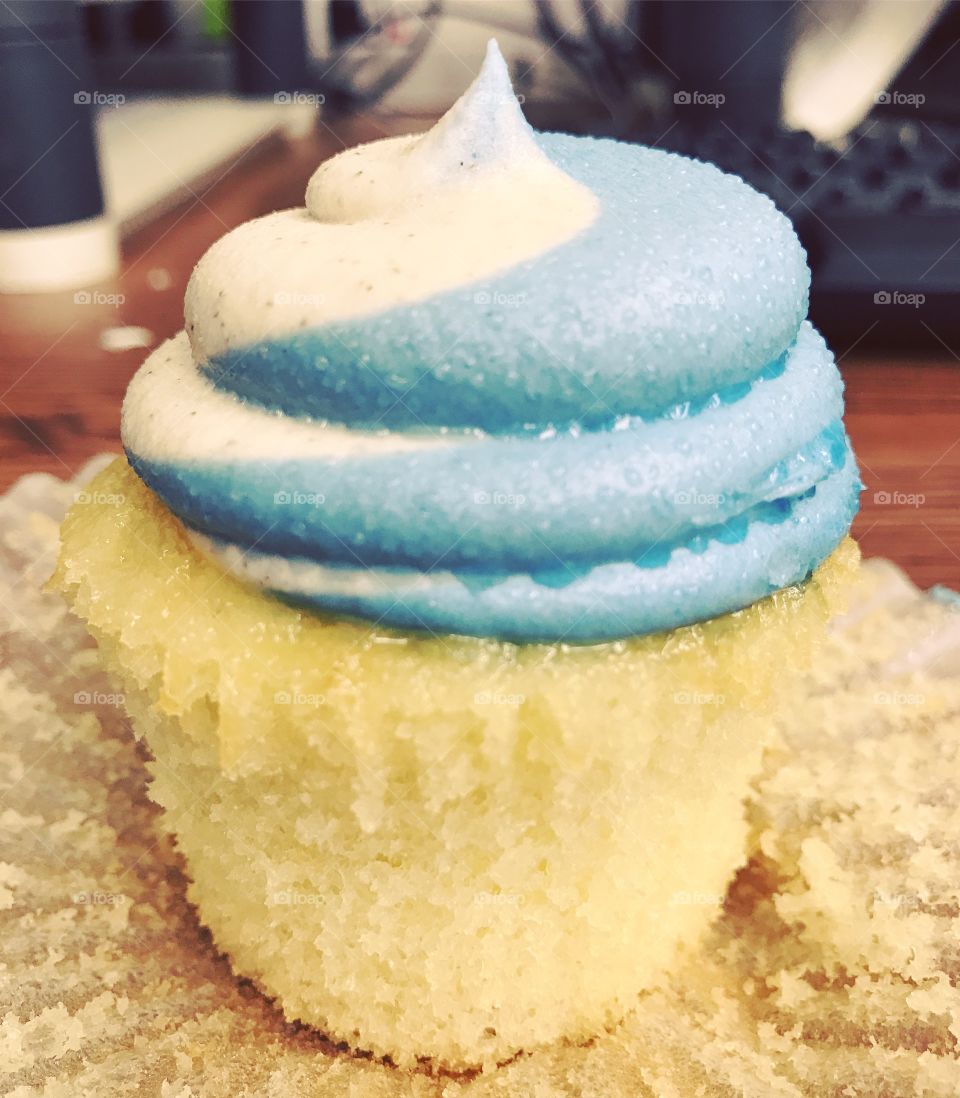 Kimberly's blueberry cupcake! Mmmm....