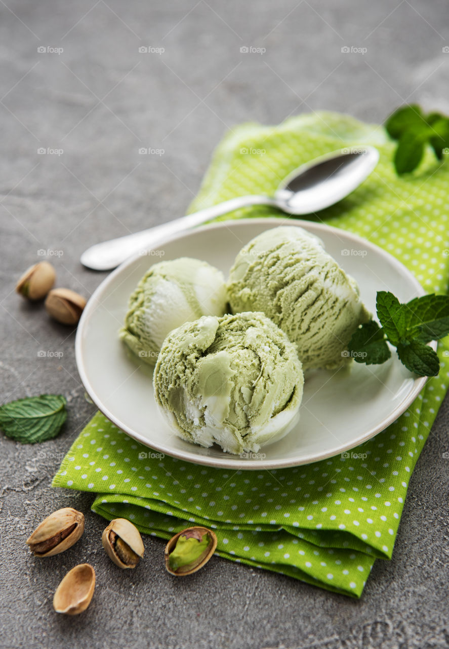 Ice cream with pistachios 