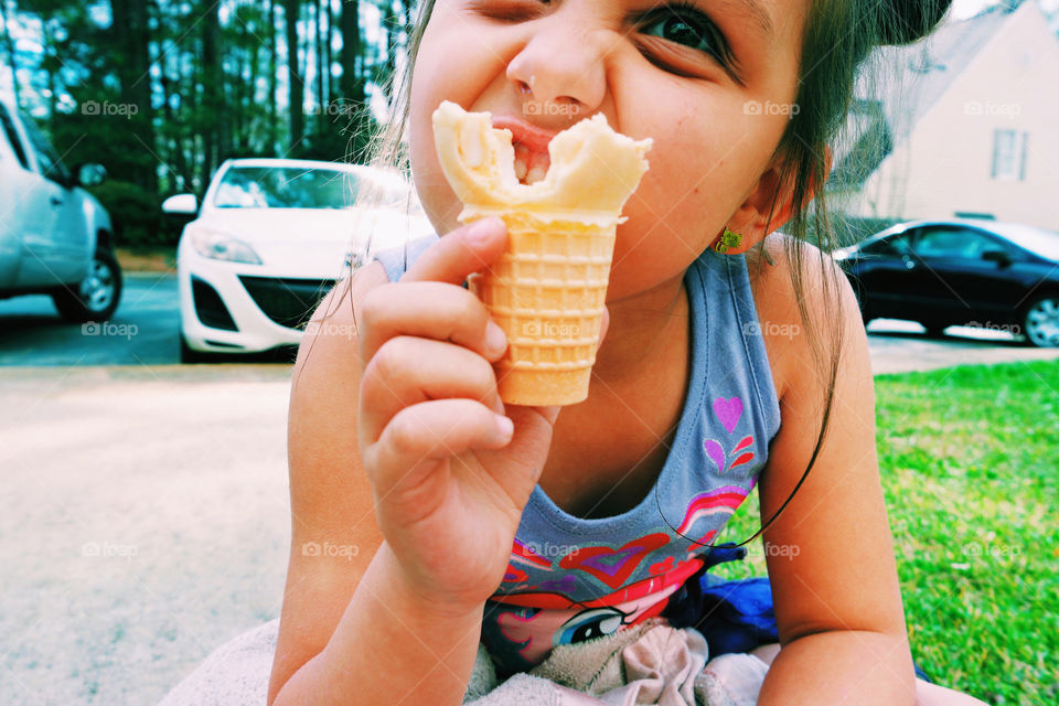 Kid eating ice scream 