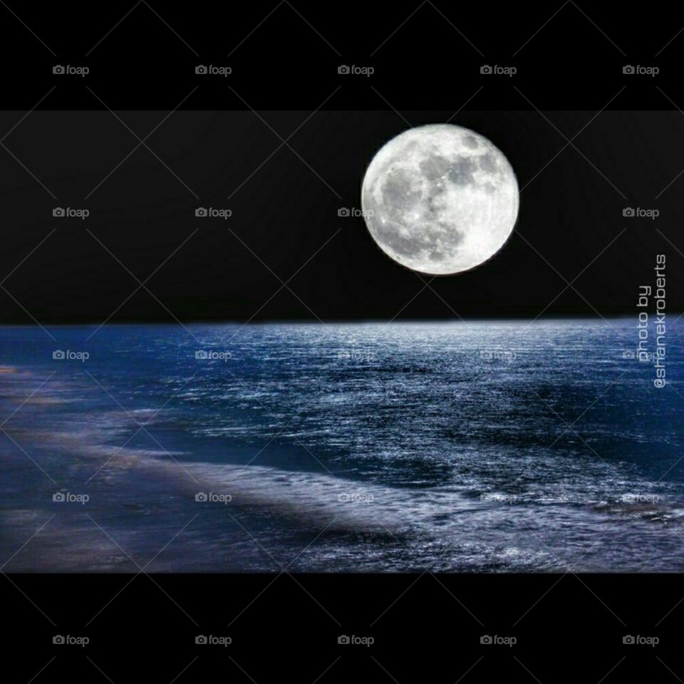Super Moon Over the Ocean 2016