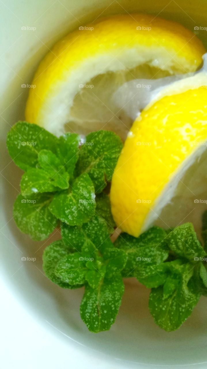 slices of lemon and mint