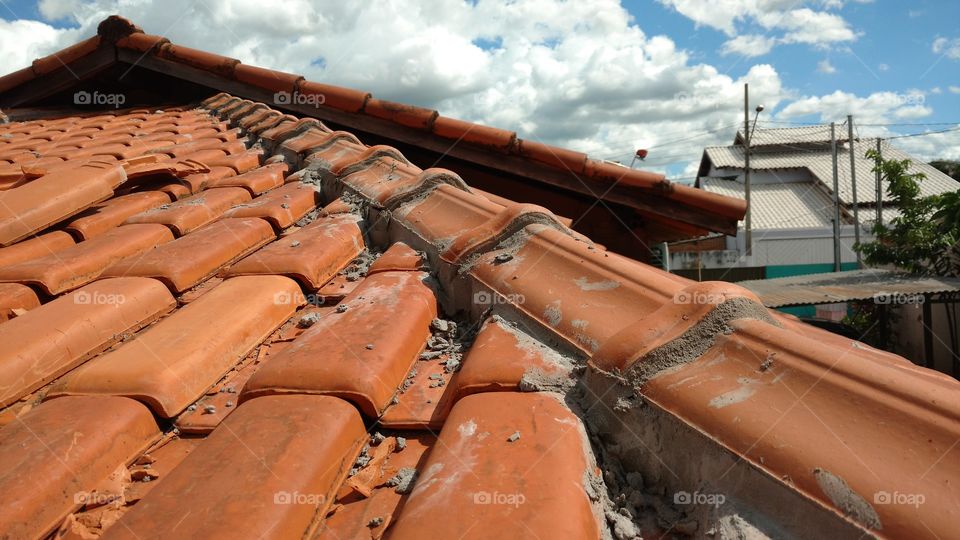 Obra, construção, acabamento. Alvenaria, telhado com massa de cimento.